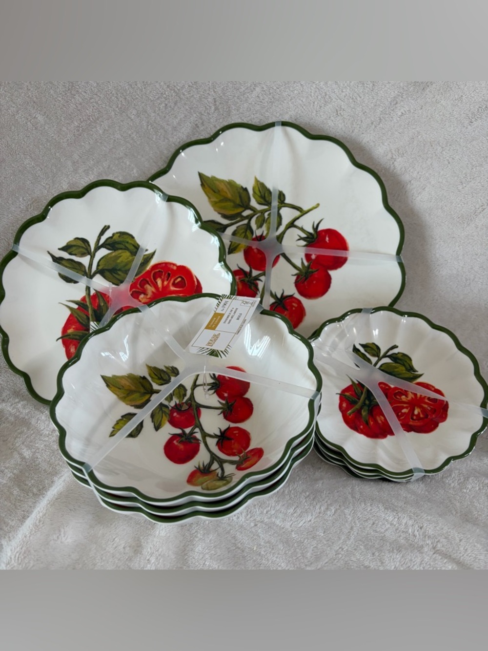NWT House & Garden Tomatoes Melamine 16PC Scalloped Dinnerware Set